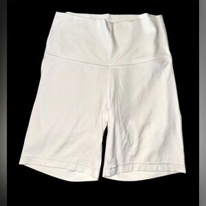 Aritzia TNA BUTTER Cheeky Hi-Rise 5” Short in White
